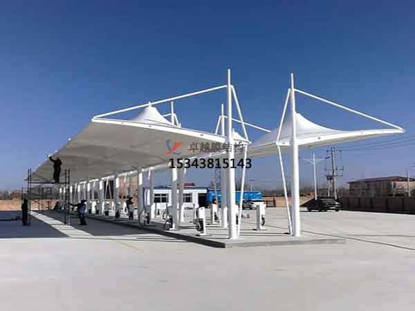 膜結構車棚之刀刮膜材的優點？