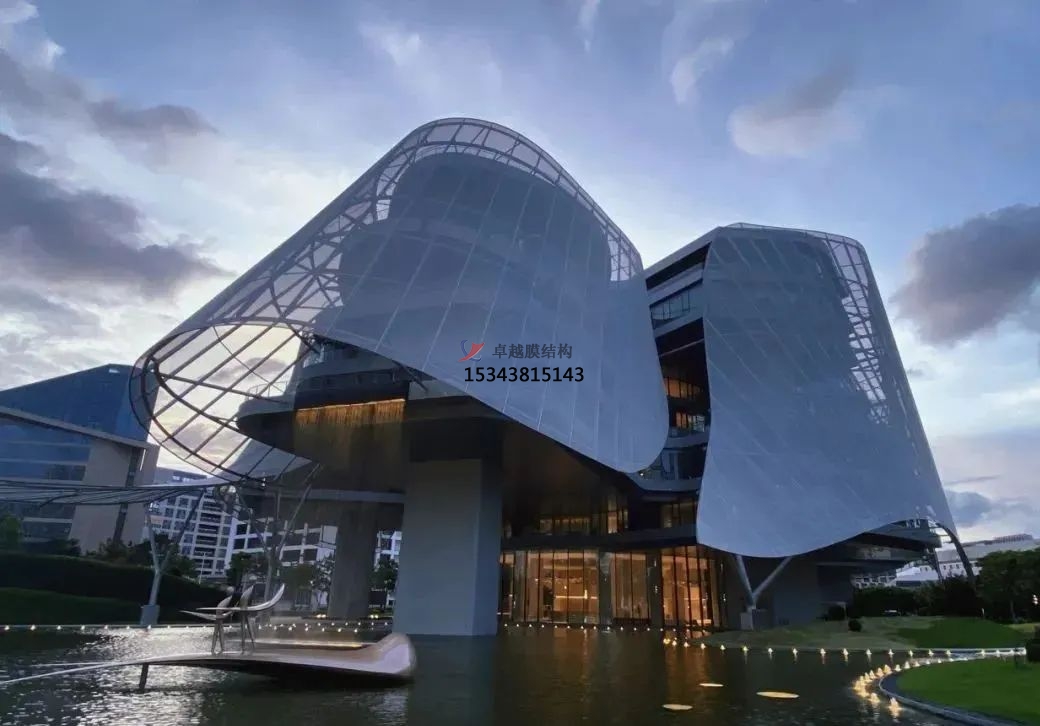 優(yōu)雅而懸浮，PTFE膜結(jié)構(gòu)外立面建筑